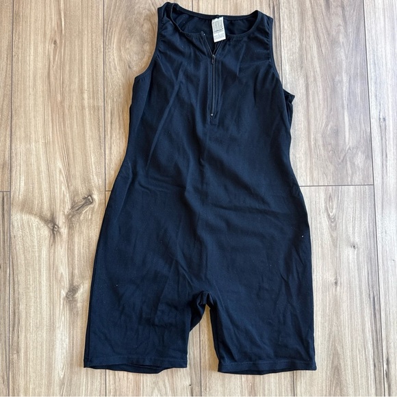 GAP Pants - Gap One Piece Workout Jumpsuit Short Athletic Romper Sz Large Black Women’s